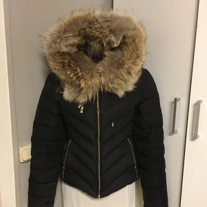  - Svart din chatel ! Pälsen är äkta men ej orginal! Säljes lr bytes 