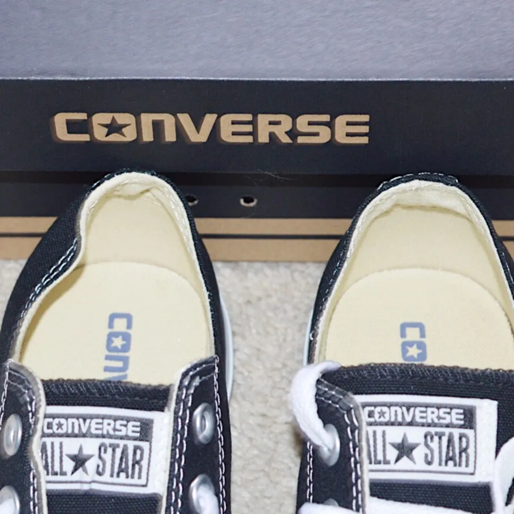 Helt nya Converse i kartong. Säljs pga för små för mig✨. Skor.