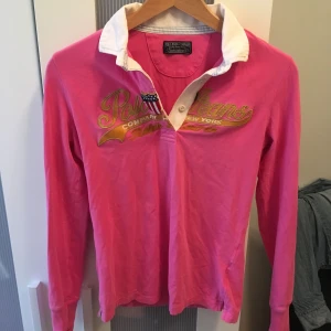  - Rosa tröja Ralph Lauren. Bra skick. Hämtas innanför tullarna eller köpare betalar frakt.  