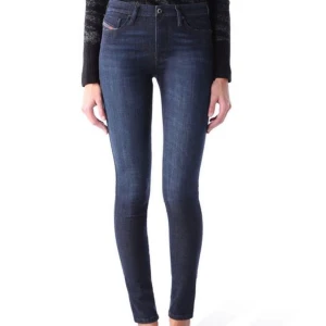  - Söker dessa diesel jeans i modell skinzee 0843f , strl 23/30.