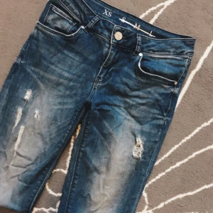  - Jeans från never demin. Väldigt dåliga bilder förlåt för det. Superfint skick. Frakten är inte inräknad i priset så kontakta mig om du vill veta totalpriset inklusive frakt :)