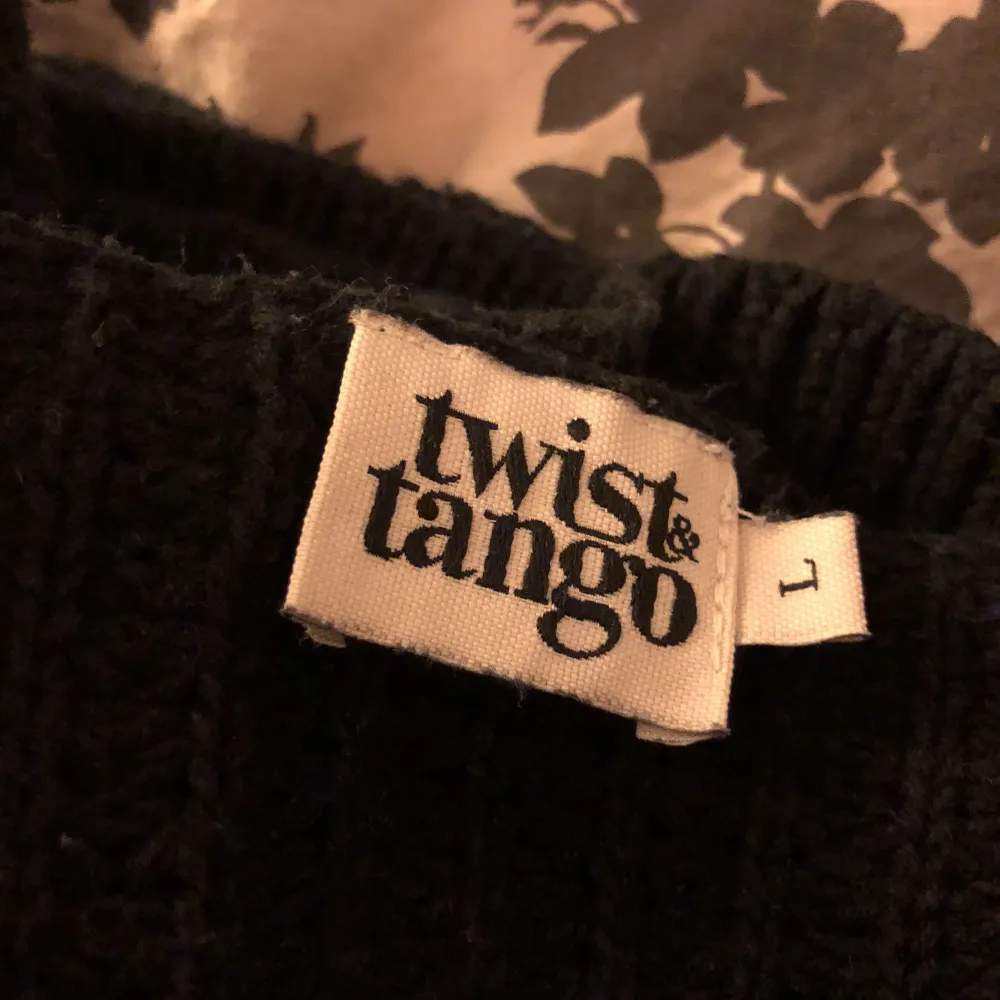 Stickad tröja i svart, passar även om man är storlek S/M. Twist & Tango. . Stickat.