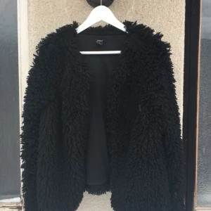 - Pälsig cardigan, lite kortare typ längre bolero samt liten i storleken. Assnygg och bra skick, knappt använd. 