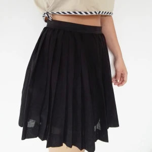  - Supersnygg plisserad kjol! Mycket bra skick på kjolen men bandet i midjan är lite uttöjt, inget som syns eller stör så mkt dock! Längden går till mitten av låret ungefär. 