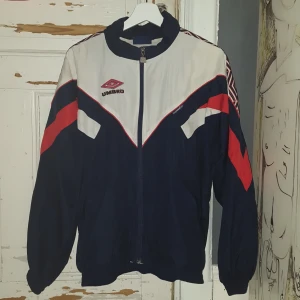  - Vintage Umbro tracktop i bra skick. Använd flertal gånger. Betalning sker via swish och köparen får stå för frakten.
