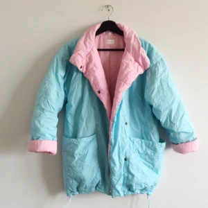  - 🍬🍬🍬 Turkos/rosa jacka. Storlekslappen har slitigt bort men skulle säga att den passar en XS-S beroende på hur man vill att den ska sitta. På mig som är 178cm lång är ärmarna ganska korta. Kan skicka eller mötas i Stockholm. Köparen står för frakt. 🦄🦄🦄