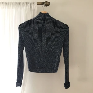  - Blå glittrig tröja från Weekday