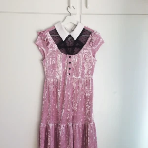  - I gott skick, använd ca en gång.  Säljer denna rosa sammetsklänning med fina detaljer då det inte riktigt är min stil, men hoppas den får ett nytt hem hos någon där den kommer till användning.  