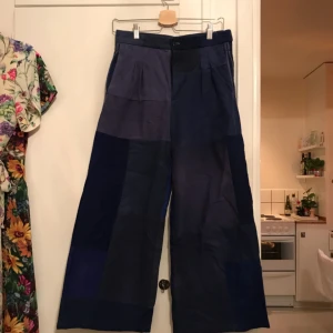  - Lappade culottejeans från Rodebjer, finns att köpa nu. Nypris 3500 kr. Möts upp i Sthlm eller skickar mot fraktkostnad.