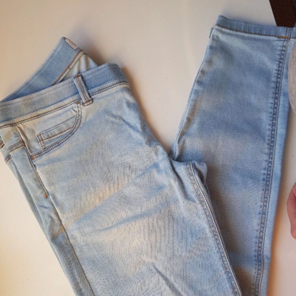 Ljusblå leggings från MANGO. Används fåtal gånger. I perfekt skick. Str 38. Original pris var 300 kr.. Jeans & Byxor.