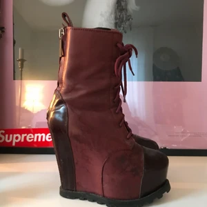  - Boots från Acne. Väl använda men fina ändå! Nypris ca 4500 kr. Möts upp i Sthlm eller skickar mot fraktkostnad. 