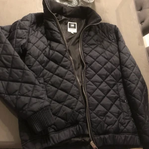  - Mörkblå äkta G-star jacka i storlek L men ganska liten i storlek, passar dom som har M. Har även en luva som går att fälla ut vid kragen. Bra skick. Pris 700kr ✨ 