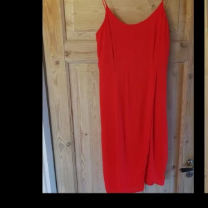  - Orange/röd halvlång klänning. Fantastisk på sommaren. 