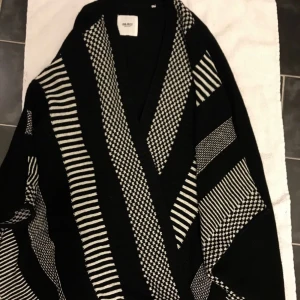  - Lång poncho från VILA. I storlek S/M men är mer som en M. Använd ett fåtal gånger så i bra skick. Frakt får du stå för själv. 