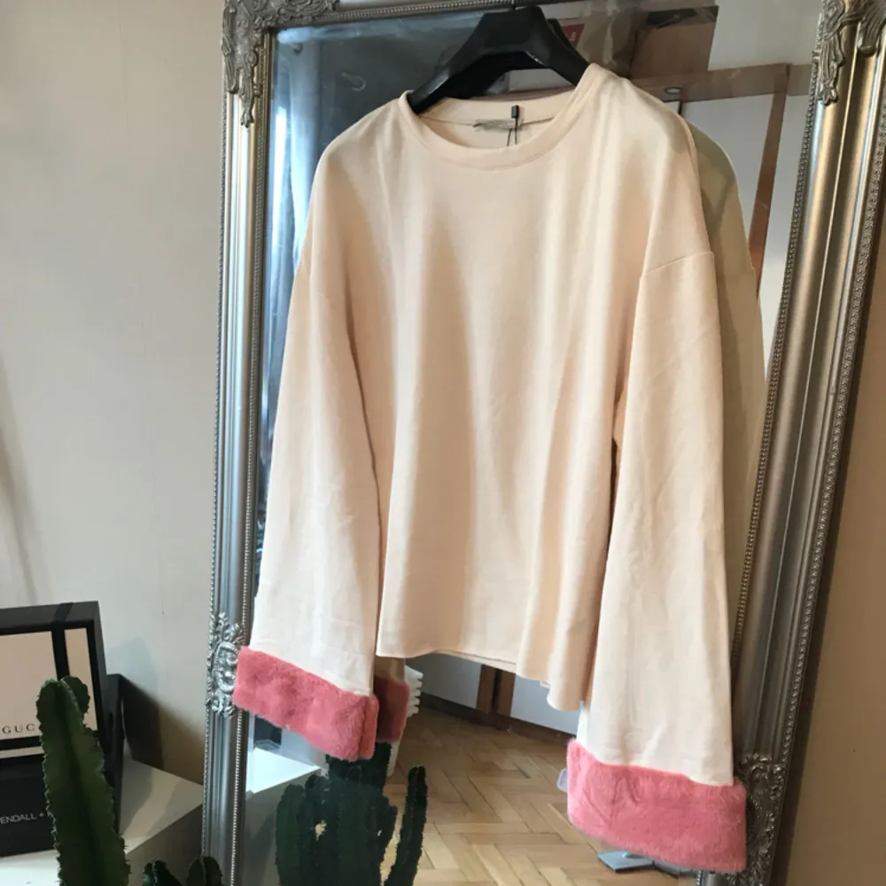 Helt ny tröja från Zara, endast provad. Sjukt cool och unik 😍 . Skjortor.