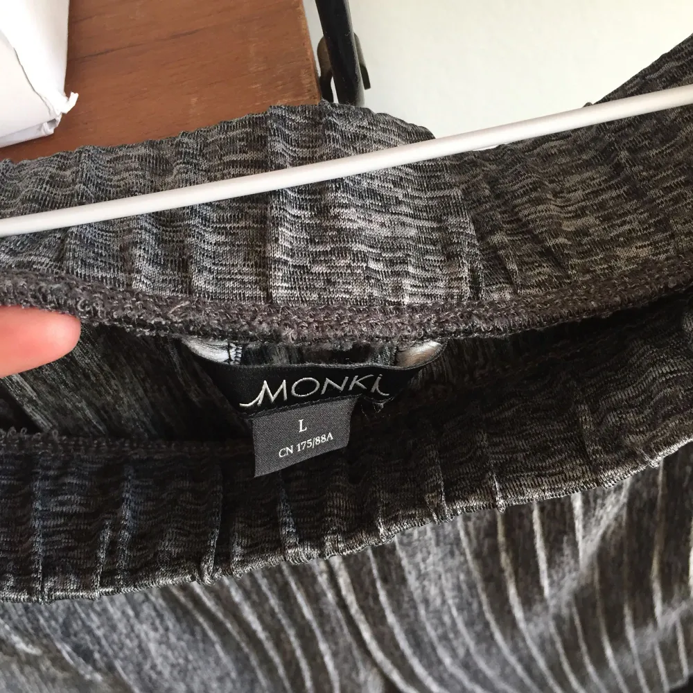 grå plisserade vida byxor från monki, fri frakt😇. Jeans & Byxor.