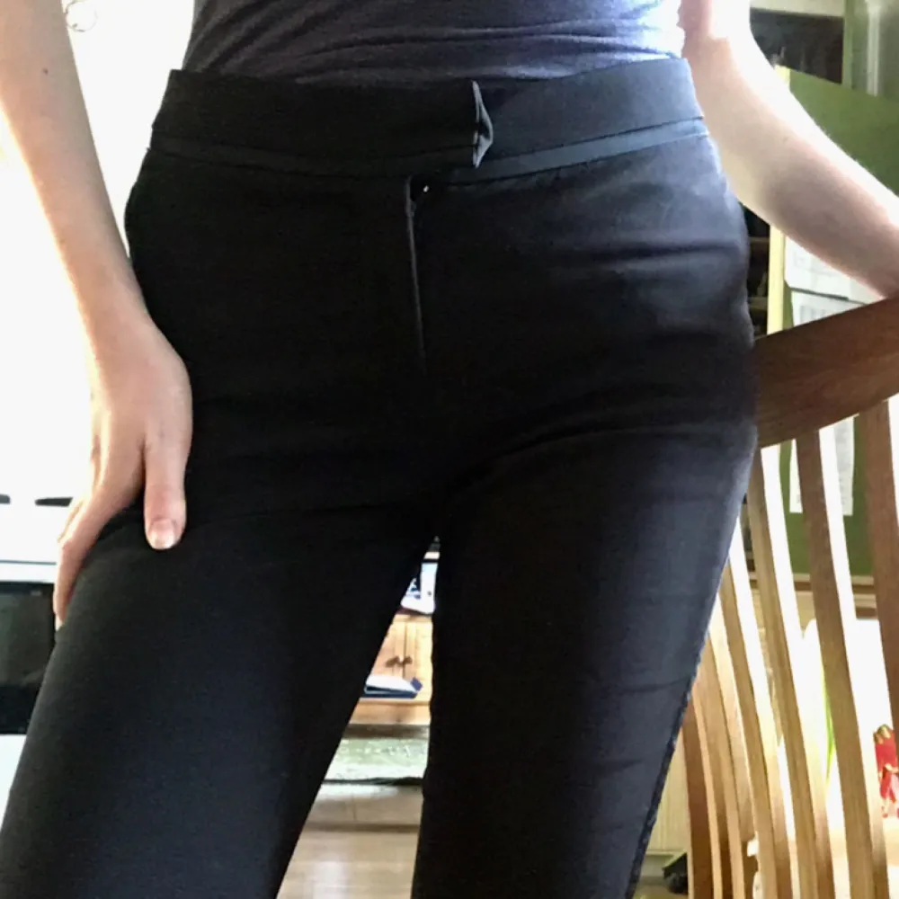 Svarta byxor, från H&M, storlek 36 (S). Jeans & Byxor.