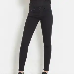 Svarta jeans från lager 157, vanlig höjd i midjan. 150 fast pris.