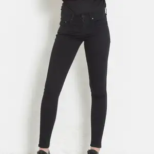 Svarta jeans från lager 157, vanlig höjd i midjan. 150 fast pris.