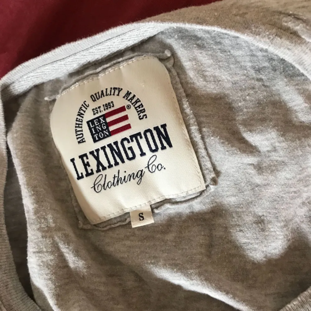 Super fin Lexington tröja i grått och rött. . T-shirts.