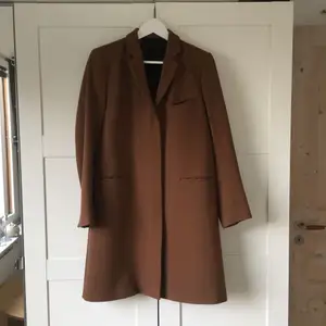 95cm long coat from Filippa K. Very good condition and dry cleaned.  Due to the weight, post cost 80kr.