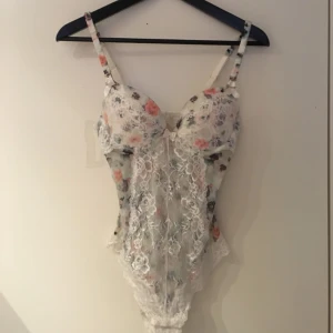  - Snygg spetsig body med push-up! Köpt på H&M. Liten i storleken! Köparen står för frakten✨