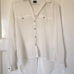  - Säljer en transparent blus med guldknappar och slitsad rygg🍄