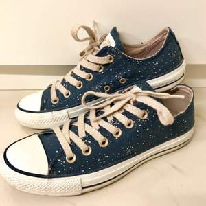 Storlek: 39-40 (US Men 6/US Women 8) Färg: Navy/gold dotted Modell: Chuck Taylor all star ox Skick: Nyskick- endast använda en gång inomhus