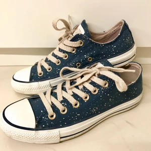  - Storlek: 39-40 (US Men 6/US Women 8) Färg: Navy/gold dotted Modell: Chuck Taylor all star ox Skick: Nyskick- endast använda en gång inomhus
