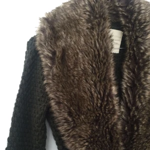  - Stickad tröja med fuskpäls, fickor samt skärp från Zara i mörkgrön. Köparen står för frakt✨