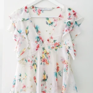  - ✨ Blus från Zara ✨ Storlek M, mer som en XS/S ✨ Betalning via swish & jag fraktar