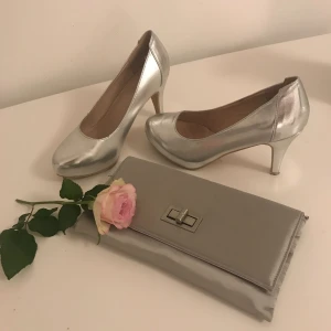  - Inköpta för 800, använda vid studentbal.   