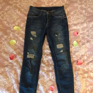  - Blå slitna jeans i bra skick från Kapphal. storlek XS. Säljes pågrund av urväxt. 100kr + ev frakt