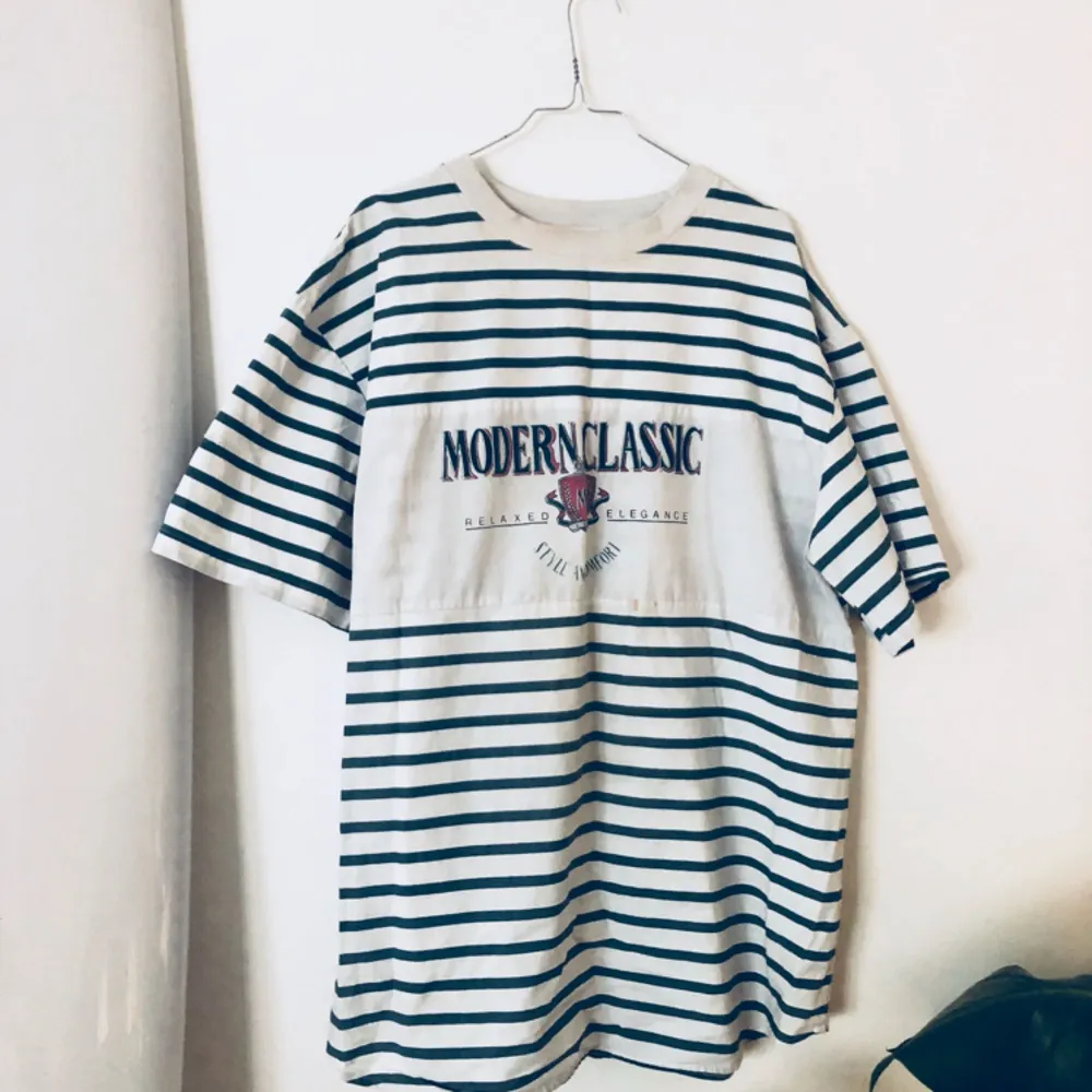 Modern Classic t-shirt (oversized) köpt i Melbourne (second-hand)! . Skjortor.