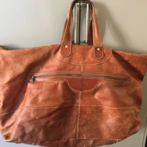  - Jättestor väska från Minoronzoni i läder perfekt för resor. 