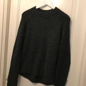  - En ”stickad” (osäker) tröja från H&M. Köptes i höstas i Spanien. Fler bilder kan tas.    En väldigt mysig och go tröja som är ett måste i garderoben ;)     Nypris ca 199kr  Nu 99kr plus frakt