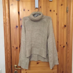  - Beige stickad tröja med vida armar från hm!