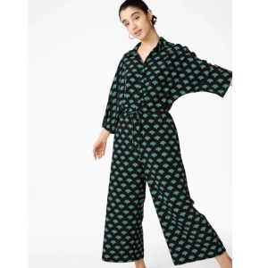  - Jumpsuit från Monki. OBS! Online exclusive! Nypris 350:- . Helt oanvänd med prislapp kvar! 🌴 möts helst upp i centrala Stockholm annars tillkommer frakt på 50:-