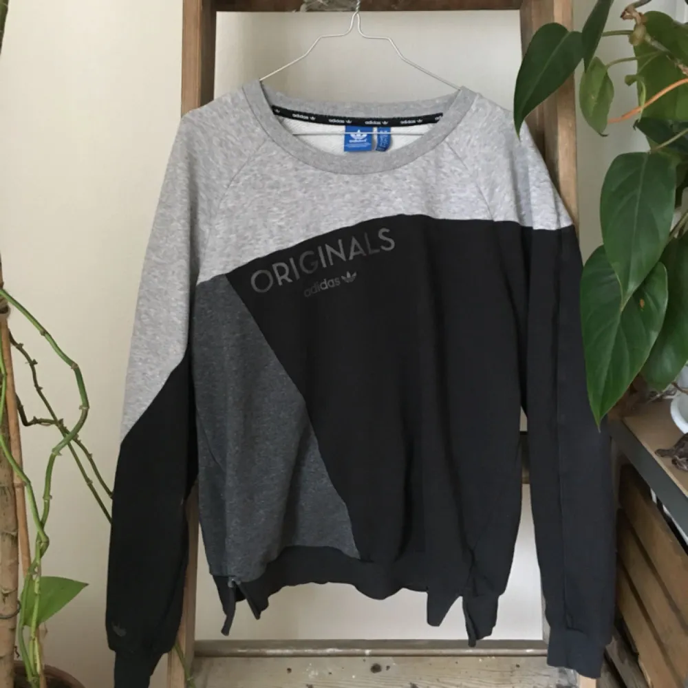 Adidas crewneck sweatshirt, unisex. Grå/svart. Mindre skada på armen därav lägre pris. Annars fint skick knappt använd. Frakt 55kr möts annars upp i Malmö. . Hoodies.