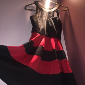  - Säljer oanvänd klänning i strl Small, då den bara fått ligga i garderoben. Perfekt till kommande sommarkvällar. Kan mötas upp i Stockholm eller skicka med posten. Köparen står för eventuell frakt.:)