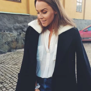  - Super fin marinblå over size jacka med vit krage. Använd cirka 5 gånger så i väldigt fint skick. Frakt tillkommer om varan behövs skickas 🦋