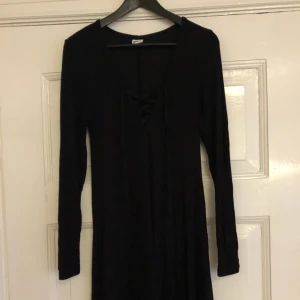  - Klänning från Gina Tricot i mjuk kvalité. Knappt använd mer än någon gång hemma.