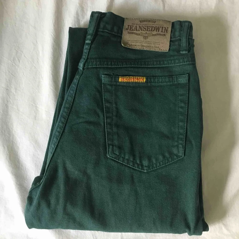 Ett par mörkgröna mom jeans i stl w26 (vilket ungefär motsvarar en small). Köpta second hand i Brighton. I bra skick!. Jeans & Byxor.