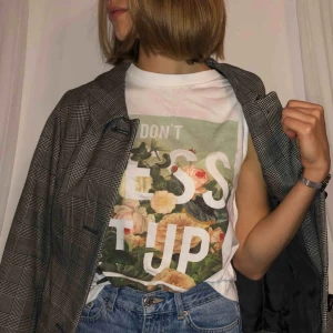  - Riktigt snyggt tryck på en lättstylad tröja, ett sådant plagg som passar de flesta.. Bra skick! 