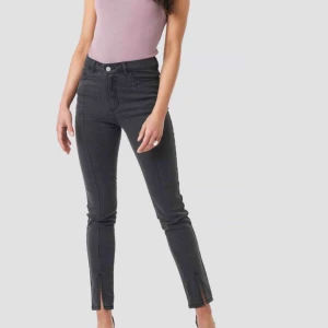  - Säljer jättefina jeans från Na-kd i storlek 36. Köparen står för frakten :)