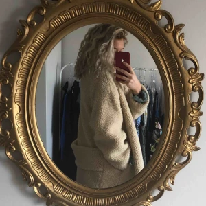  - Passar även S/M. Stor fluffig beige Teddy jacka, köpt på Rebecka Fredrikssons bloppis. Används tyvärr inte. Möts upp i Stockholm annars står köparen för frakten 