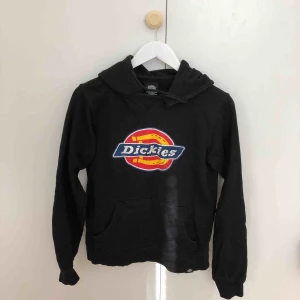  - Märket på hoodien är lite sliten därför 100kr, men annars jättefin hoodie.