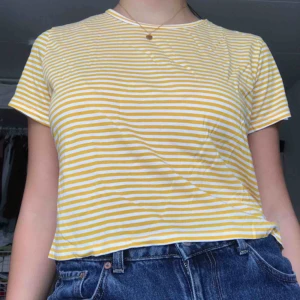  - Väldigt fin randig gul tröja ifrån Monki! Köparen står för frakten<3