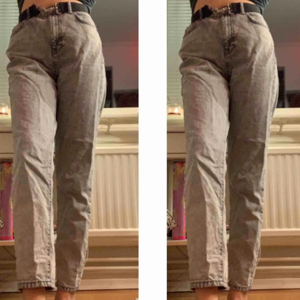 mom jeans / boyfriend jeans i mörkgrå. säljer för att de är för stora i midjan.  jag bär vanligtvis 27 i midja och 32 i längd. Bär bälte på bilderna.. Jeans & Byxor.
