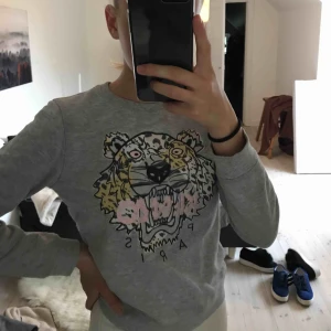  - Säljer min gråa Kenzotröja pga att den är för liten. Är i fint skick. Köparen står för frakten!